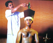 Ayurvedische behandeling met kruidenolie
